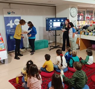 Cuenta cuentos teatralizado con usuarios de +Tu Fundació Suport en la Hora del Cuento de Reus
